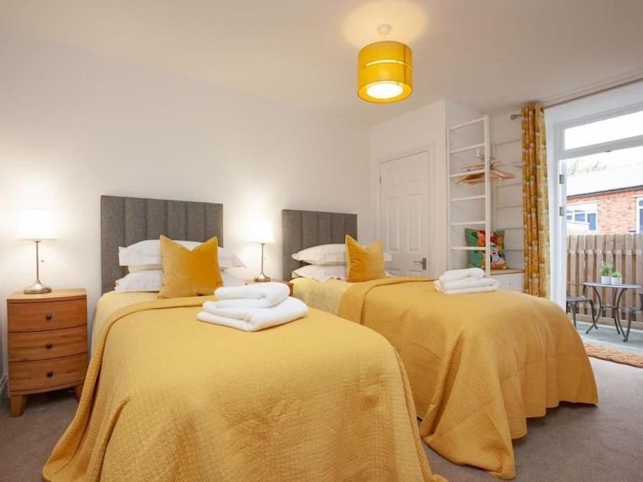 2 Central, Spacious, Apartment With Private Patio Sidmouth Exterior photo